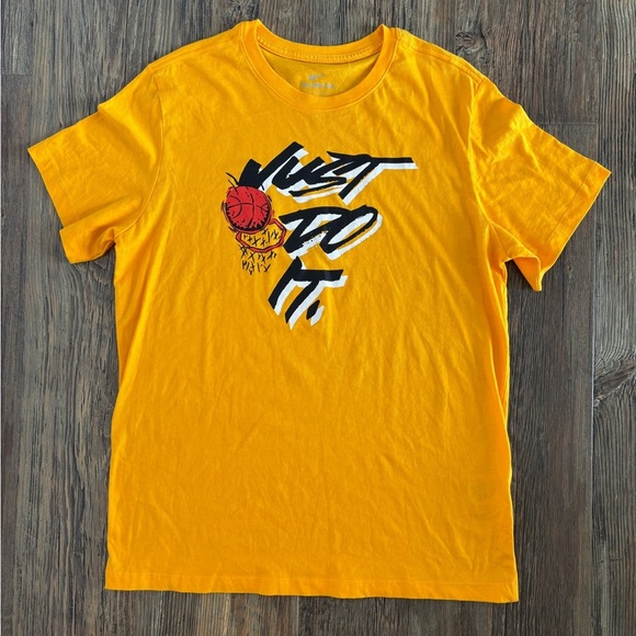Nike Basketball Just Do It Mens Large University Gold Short Sleeve Tee Shirt - Picture 1 of 8